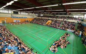 Le palmarès. Vue d'ensemble de la salle de remise des trophées avec présence des twirlers et du public.