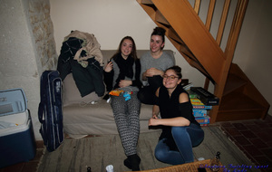 Mélanie, Laura et Marine juste avant l'arrivée du gâteau d'anniversaire de Marine qui n'est pas au courant.