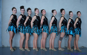 Juniors excellence en mode sérieuses. L'équipe 2017 est composée de 4 filles de l'équipe cadettes honneur 2016, 4 filles juniors excellence 2016 et une ancienne twirleuse du club qui avait arrêté pendant plusieurs années. 