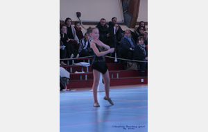 Léane, minime honneur. En arrière plan, les supporters du club qui sont concentrés sur la prestation de Léane