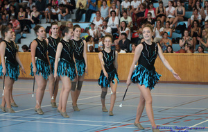 Juniors excellence. On peut voir par les sourires que l'équipe vient de faire une belle prestation, le tout sous les applaudissements du public et ça, ça ne trompe pas, la chorégraphie a plu.